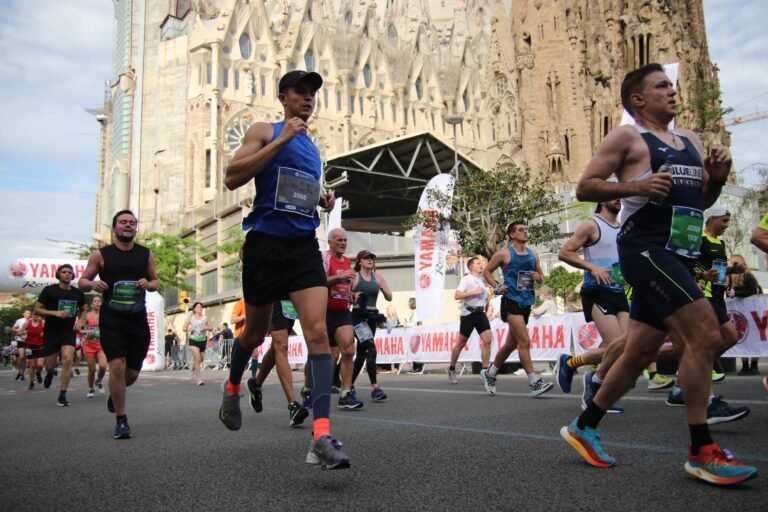 Luis en train de courir le marathon de Barcelone devant la Sagrada Familia