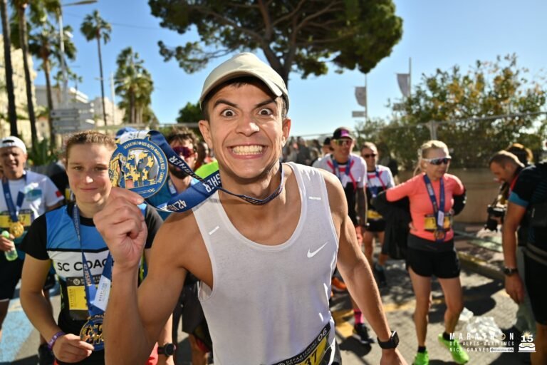 Luis avec sa médaille obtenue lors du marathon de Nice.