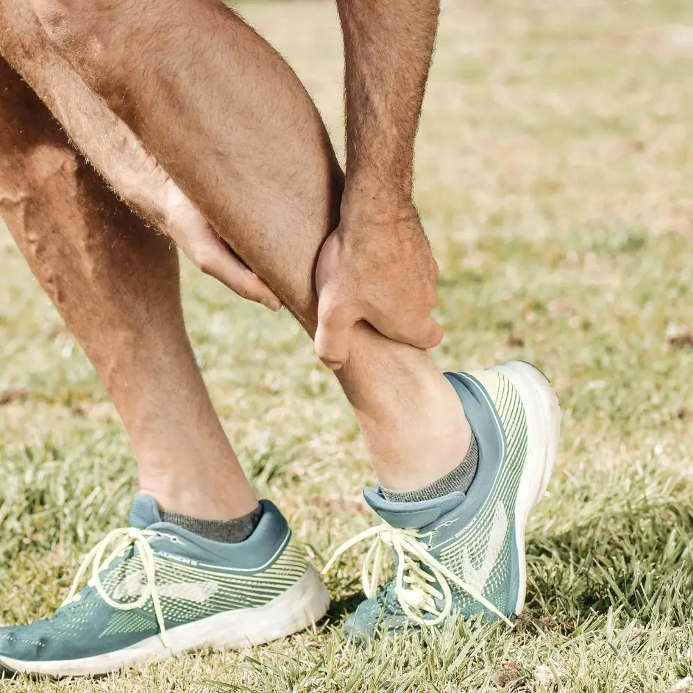 Homme se tient la jambe suite à une blessure