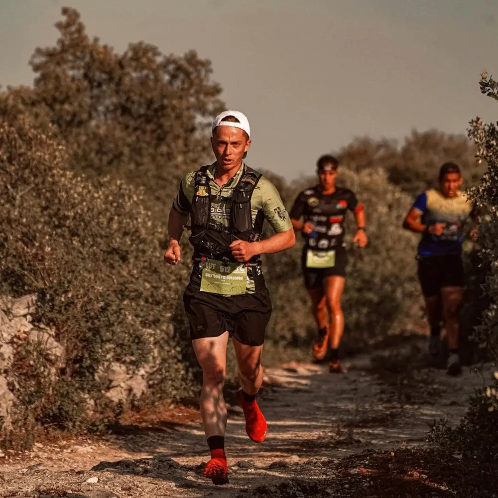 Des hommes courent dans un trail