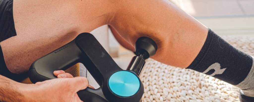 Récupération musculaire avec un pistolet de massage